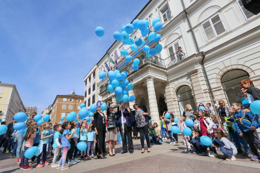 Puštanjem plavih balona obilježen Svjetski dan svjesnosti o autizmu