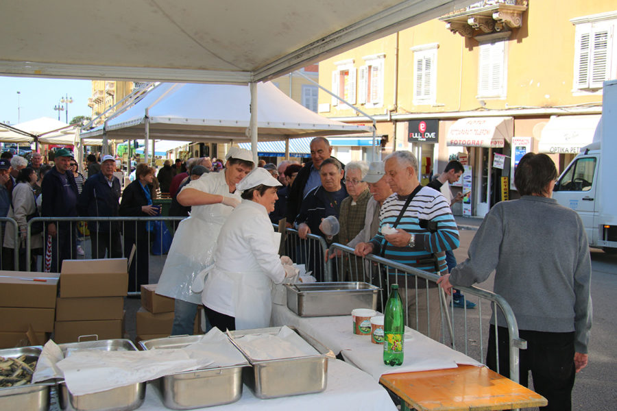 Tradicionalna podjela friganih srdela uoči Uskrsa