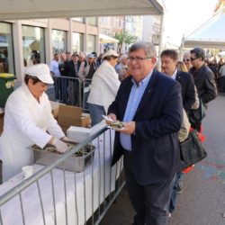 Tradicionalna podjela friganih srdela uoči Uskrsa, gradonačelnik Vojko Obersnel