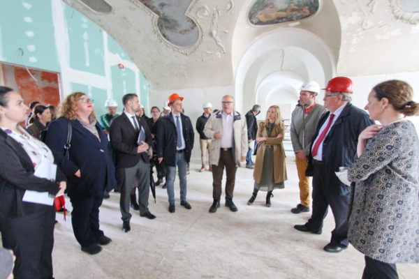 Ministrica kulture Obuljen Koržinek u obilasku Palače Šećerane, budućeg doma Muzeja grada Rijeke
