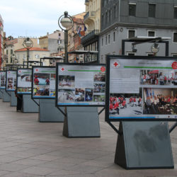 Na Korzu postavljena izložba povodom 25 godina primorsko-goranskog Crvenog križa