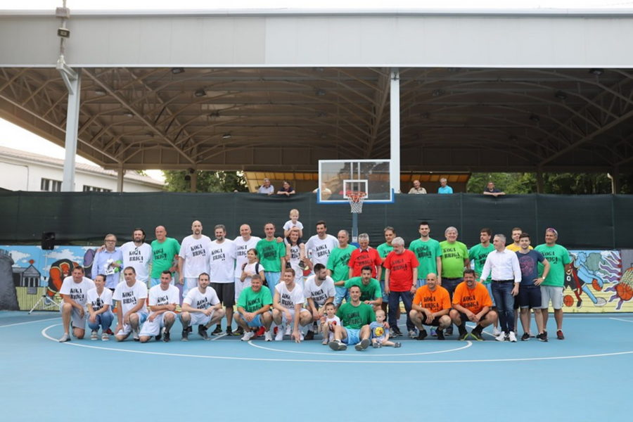 Humanitarna utakmica na obnovljenom košarkaškom terenu (foto: Dean Birtić)