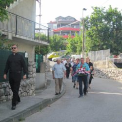 Vijeće i građani MO Grbci prema spomeniku palim braniteljima Domovinskog rata