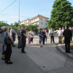 Polaganje vijenaca i paljenje svijeća na spomeniku na Grbcima