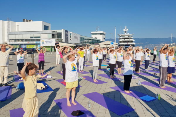 Simbolički označen i početak sada već tradicionalnog ljetnog vježbanja joge na otvorenom – u riječkoj luci