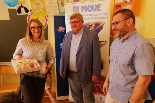 Ravnateljici OŠ Dolac Dunji Kučan Nikolić komplete knjiga darovali su tajnik RSS-a Slaviša Bradić te gradonačelnik Rijeke Vojko Obersnel