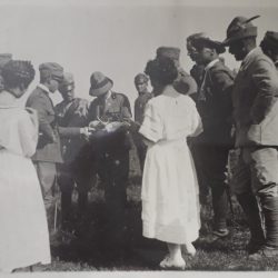 D'Annunzio s obožavateljicama u okolici Rijeke (Vittoriale degli Italiani)