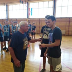 Podjela medalja i pehara pobjednicima košarkaškog turnira, vijećnik Branko Srdoč