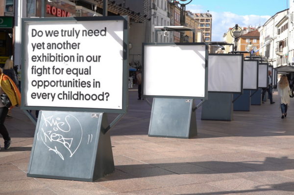 Izložba se sastoji od praznih panela osim prvoga koji nosi poruku „Treba li nam doista još jedna izložba u borbi za djetinjstva jednakih mogućnosti?“