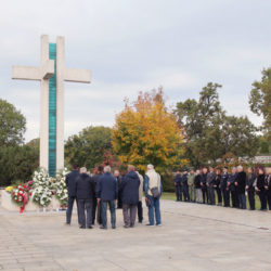 Polaganje vijenaca na groblju Drenova za dan Svih svetih