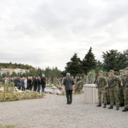 Polaganje vijenaca na groblju Drenova za dan Svih svetih