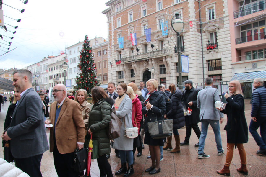 Gradsko vijeće postavlja kuglice dobrih želja na bor