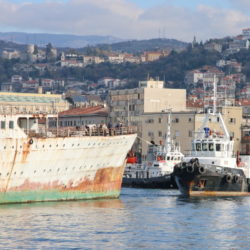 Brod Galeb otegljen u brodogradilište u Kraljevici