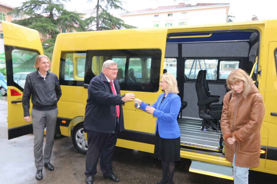 Primopredaja ključeva novog kombija za prijevoz učenika Centra za odgoj i obrazovanje