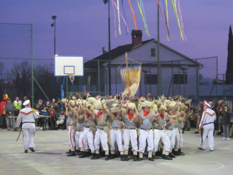 Zametski zvončari na košarkaškom igralištu u Dražičkoj ulici