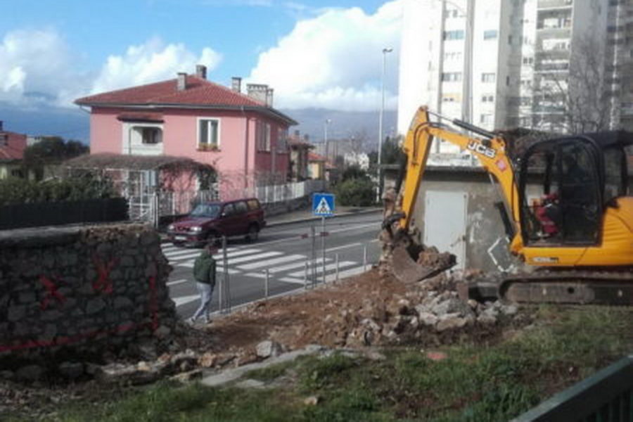 Radovi na uređenju zelene površine u Čandekovoj ulici