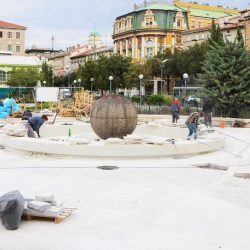 U Kazališnom parku pored Hrvatskog narodnog kazališta Ivana pl. Zajca traje uređenje fontane i okolnog prostora