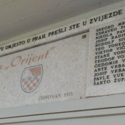 Spomen ploča na desetine mladića igrača NK Orijenta