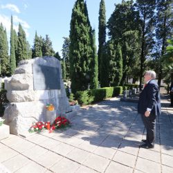 Polaganje vijenca na Partizanskom groblju Kozala