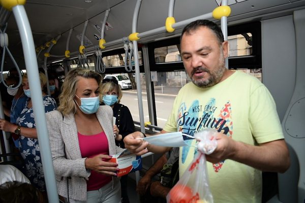 Autotrolej dijelio zaštitne maske u autobusima (foto: RiPortal)