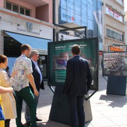 Na postamentima na Korzu postavljena izložba „Dječja kuća“