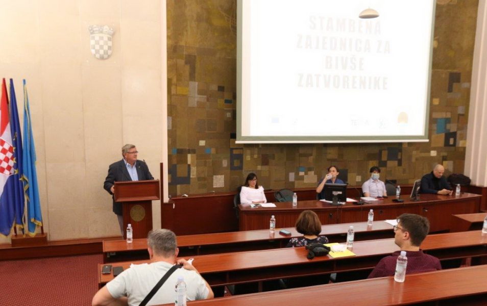 Okrugli stol Kuća na pola puta Stambena zajednica Terra