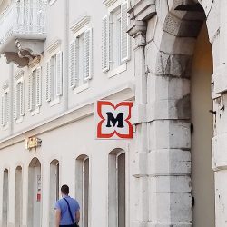 Reklame Mullera na fasadi zgrade