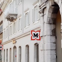 Reklame Mullera na fasadi zgrade