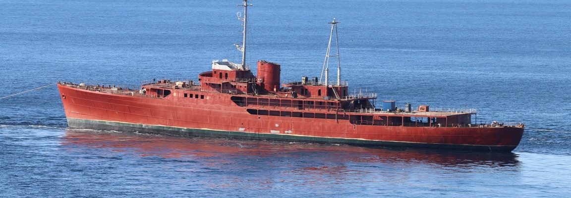 Tegljenje broda Galeb natrag u kraljevičko brodogradilište