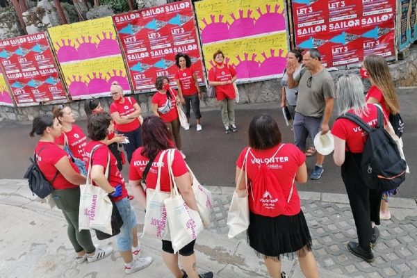 Volonteri EPK dobivaj upute prije početka Festivala Tobogan