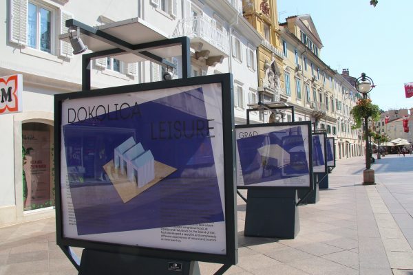 Prateća izložba na postamentima na Korzu sastoji se od grafičkih prikaza koji daju uvid u sam proces nastanka izložbe „Fiume Fantastika: Fenomeni grada“ 