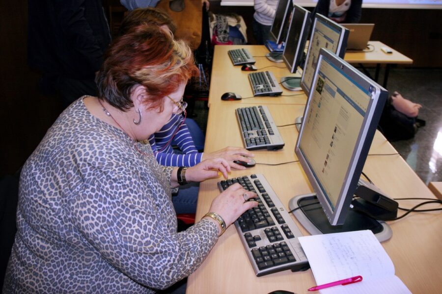 Umirovljenici uče rad na računalu