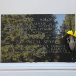 Dan sjećanja na žrtve Holokausta - spomen ploča na židovskoj mrtvačnici