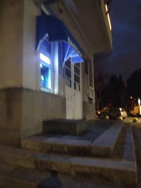 Bankomat koji je ugrađen u okno prozora u zgradi u kojoj se nalaze prostorije MO Kozala