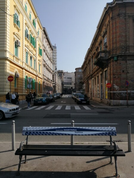 U sklopu projekta Kako čitati kvart postavljene klupe na Šetalištu A.K. Miošića