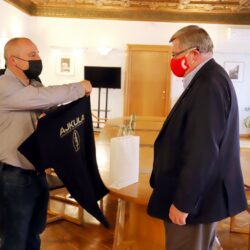 Uz zahvalnicu, gradonačelnik je za uspomenu, dobio i majicu Udruge Specijalne policije iz Domovinskog rata „Ajkula“.