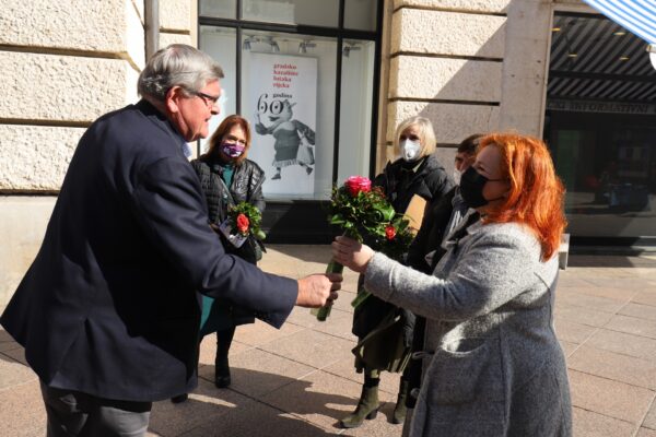 Čestitajući 8. ožujka - Međunarodni dan žena gradonačelnik je svakoj od govornica uručio cvijet