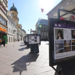 Izložba Wom@rts na postamentima na Korzu