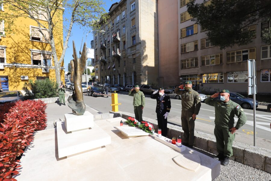 Polaganje vijenaca na spomeniku ispred zgrade PU primorsko - goranske i Spomen zidu u PU-PG