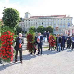 Polaganje vijenaca - spomenik na Delti