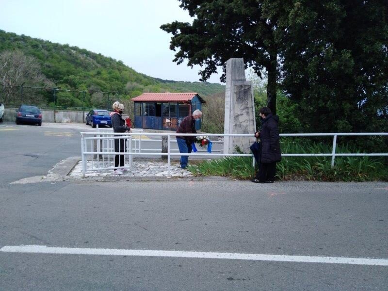 Članovi Vijeća MO Sv. Kuzam polažu cvijeće i pale svijeću uz spomenik