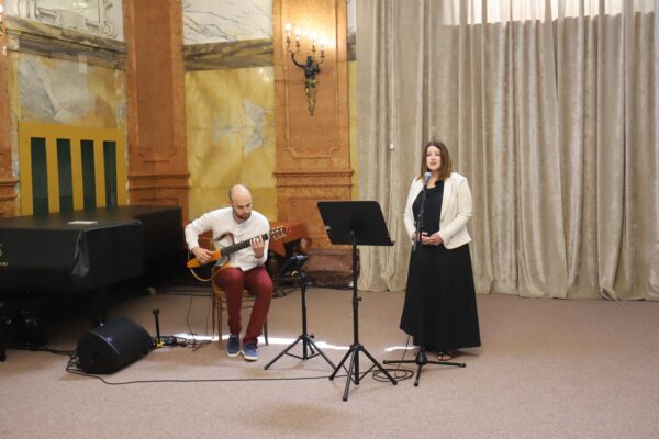 Katja Budimčić Sabljar uz pratnju Zvonimira Radišića na gitari