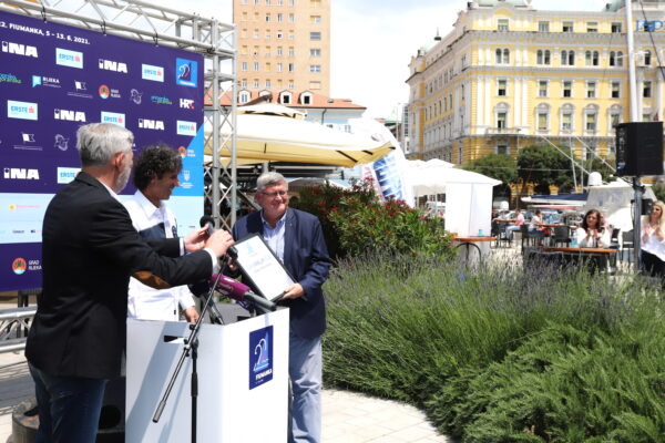 Uručenje zahvalnice Vojku Obersnelu 