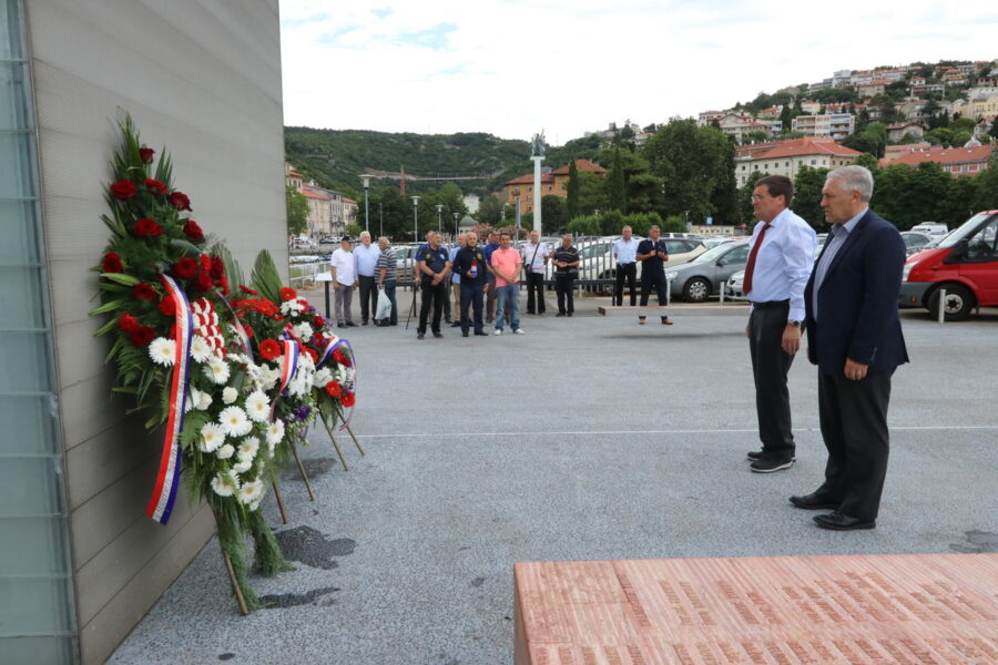 Položeni vijenci u povodu 30. obljetnice osnutka 111. brigade HV-a