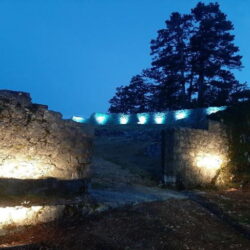 U sklopu projekta „Povežimo se baštinom“ osvijetljena klanjska gradina