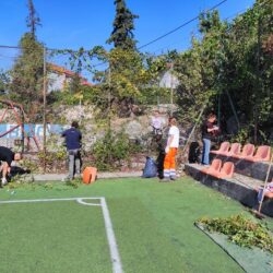 Orezivanje zelenila oko nogometnog terena i dječjeg parka - Eko akcija MO Grbci