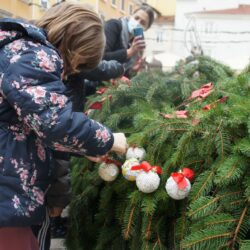 Djelatnici Čistoće i djeca iz DV Kvarner okitili adventski vijenac na Koblerovom trgu