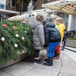 Djelatnici Čistoće i djeca iz DV Kvarner okitili adventski vijenac na Koblerovom trgu