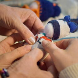 Volonteri HKD-a izrađuju lutkica od čarapa, Foto Chris Brown