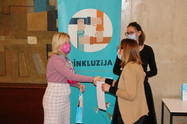 Podjela diploma polaznicima edukacije hrvatskog znakovnog jezika u sklopu projekta RInkluzija
